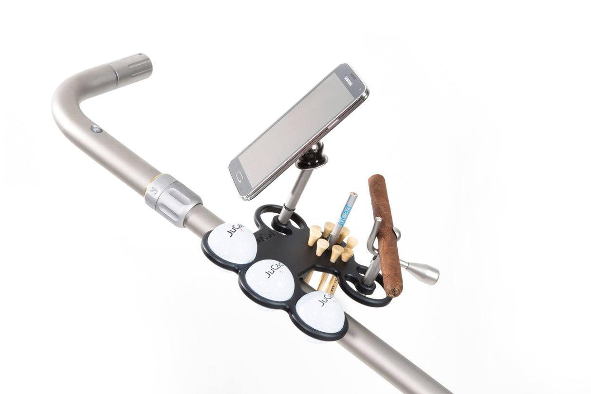 Schwarzes multifunktionales Jucad Tablet Zubehör am Golftrolley-Griff mit Smartphone-Halterung und eingebauten Fächern.
