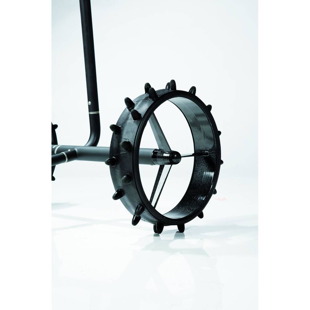 Schwarzer Jucad Winterreifen mit stacheligen Profilaufsätzen am Golf Trolley Rad.