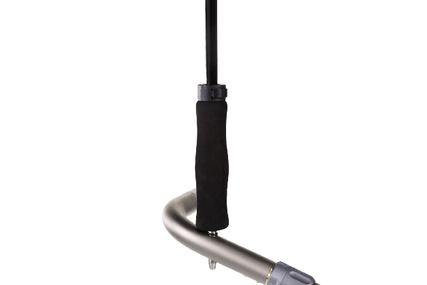 Silberner JuCad Golfschirm mit schwarzem Griff und integriertem Schirmstift, automatisches Öffnen.