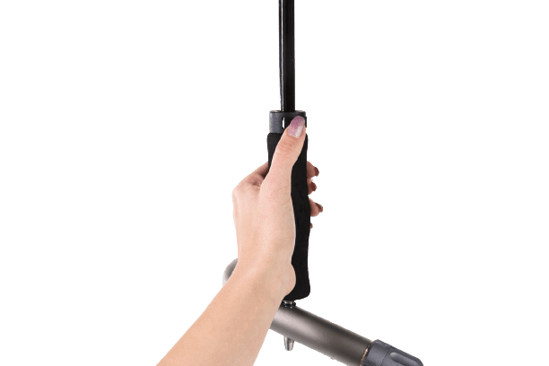 Hand hält schwarzen JuCad Golfschirm mit automatischem Öffnungsmechanismus und Schirmstiftgriff.