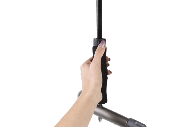 Hand hält schwarzen Teleskop-Golfschirmgriff mit integriertem Schirmstift und Automatikfunktion.