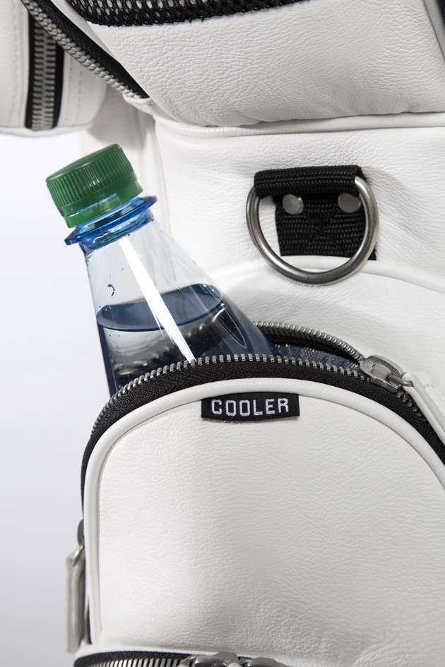 Weißes JuCad Style Cartbag Kühlfach mit Reißverschluss und Flasche, detailreich und modern gestaltet.