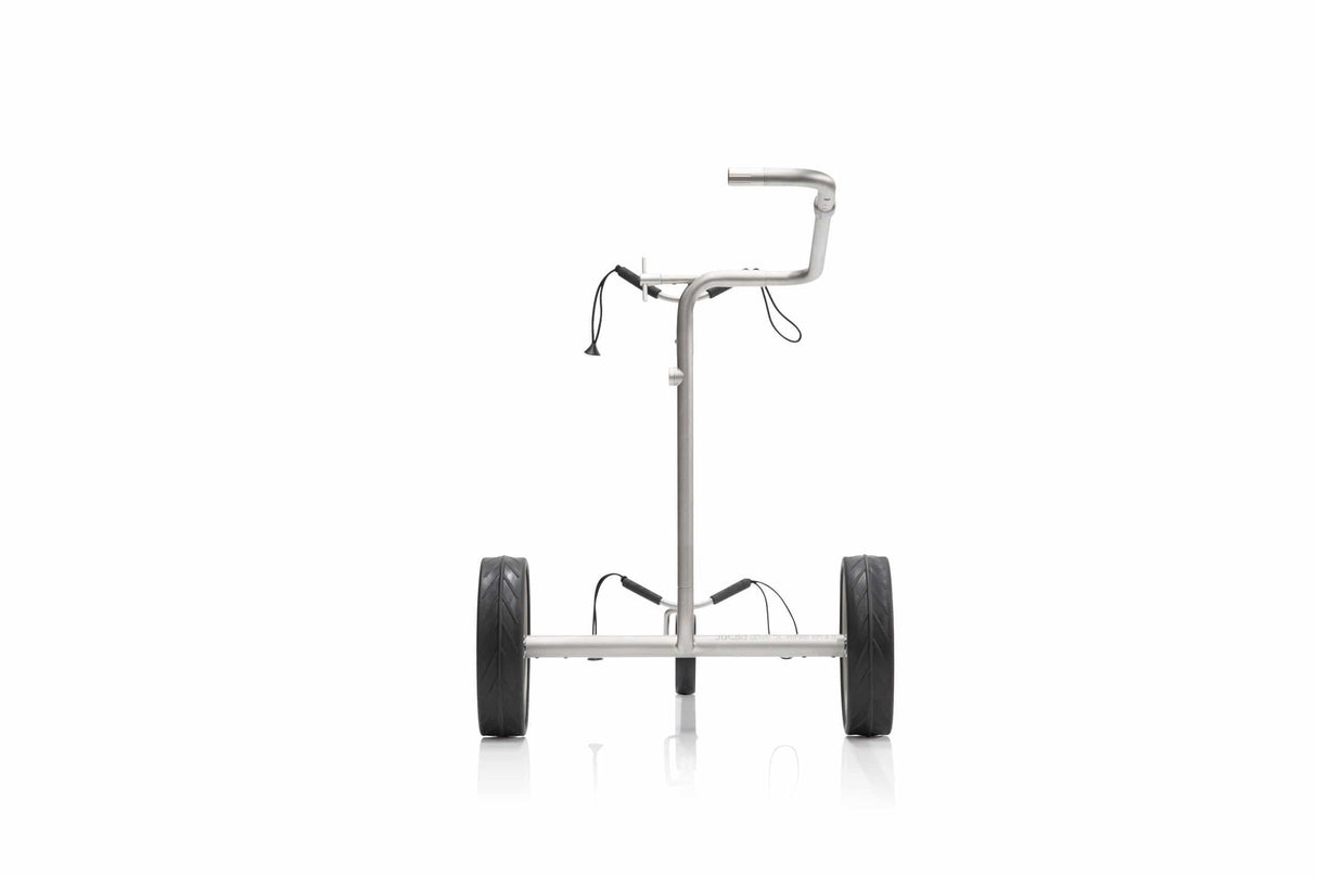 Silberner Elektrogolftrolley Jucad Drive SL Titan Travel 2.0 mit zwei schwarzen Reifen und minimalistischer Rahmenstruktur.