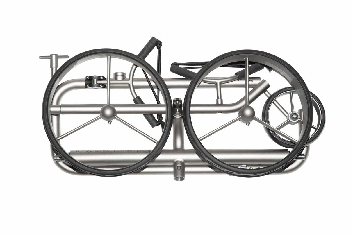 Zusammengeklappter silberner Jucad Drive SL Titan Travel 2.0 Elektro-Golftrolley mit schwarzen Rädern auf weißem Hintergrund.