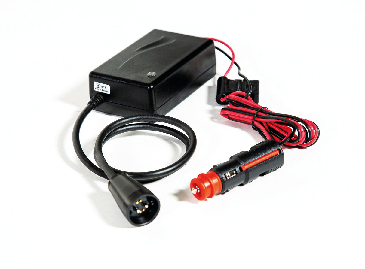 Schwarzes Jucad Autoladegerät mit Kabel und rotem Zigarettenanzünder-Stecker.