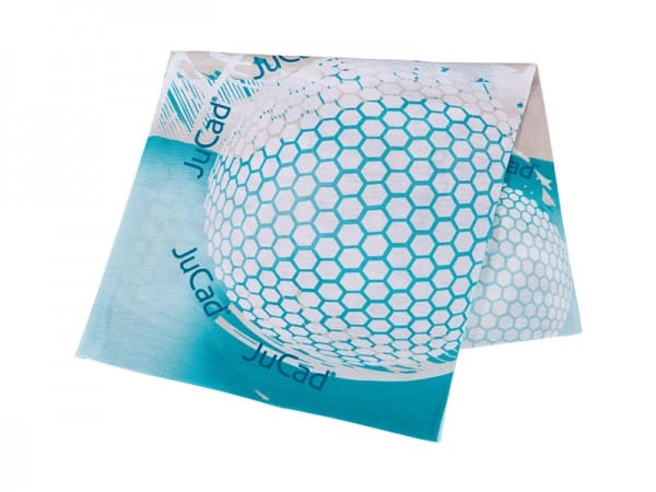 Multifunktionstuch mit blauem Wabenmuster und Jucad-Logo auf weiß-türkisfarbenem Hintergrund.