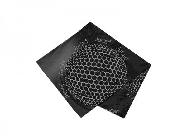 Schwarzes Multifunktionstuch mit grafischem Golfballmuster und JuCad-Logo, quadratisch.