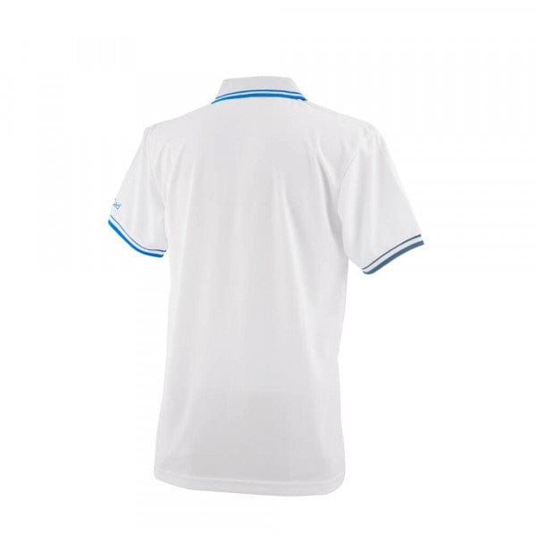 Weißes Poloshirt mit blauen Streifen am Kragen und an den Ärmelbündchen, kurzärmelig, schlichtes Design.