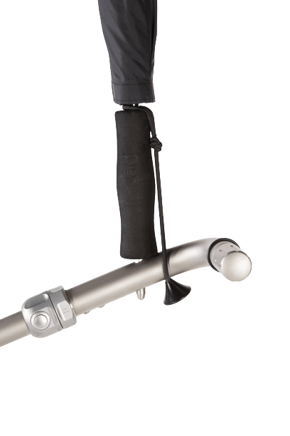 Schwarzer JuCad Teleskop-Golfschirm mit Schirmstift und Tragriemen am Golftrolley-Griff befestigt.