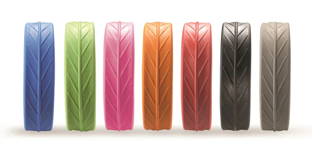 Sechs Golftrolley-Räder in glänzend Blau, Grün, Pink, Orange, Rot, Schwarz und Mattgrau mit Profilmuster.