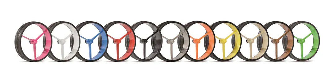 Jucad Carbon Shine Drei-Rad Golftrolley in Schwarz glänzend mit grünen Akzenten und Ledergriffen.