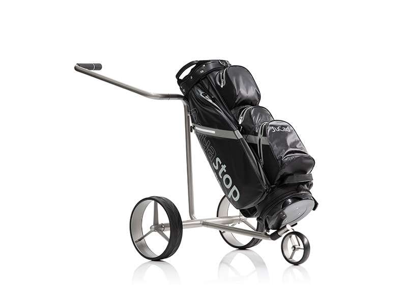 Elektrischer Golftrolley JuStar Silver 1.0 mit schwarzer Golftasche und silbernem Gestell.
