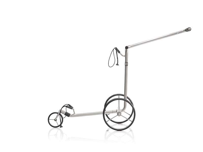 Silberner JuStar 1.0 elektrischer Golftrolley mit zwei großen und einem kleinen Rad und zusammenklappbarem Griff.