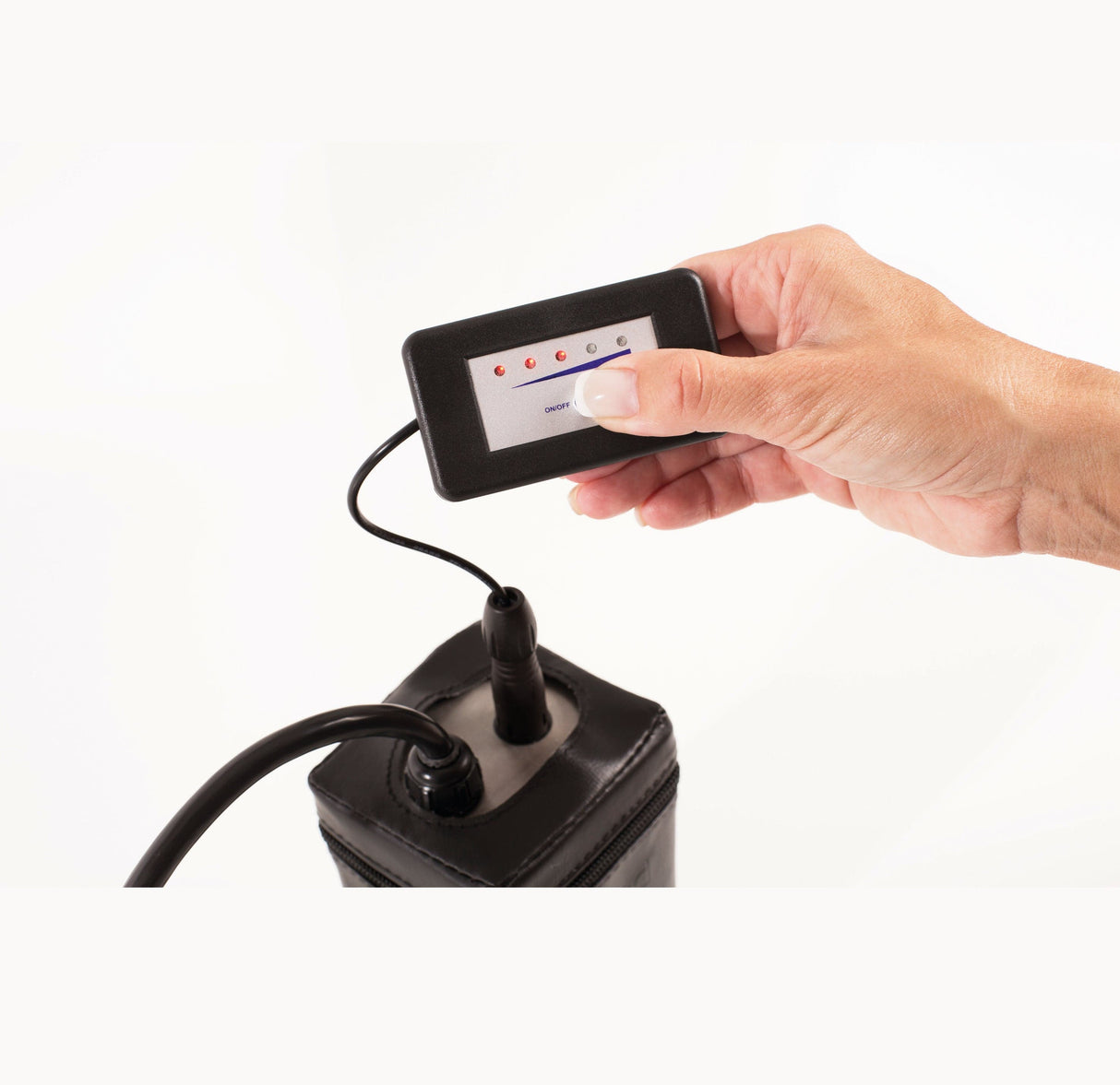 Schwarze JuStar Ladestandsanzeige mit digitalem Display, Hand bedient, an Akku angeschlossen.