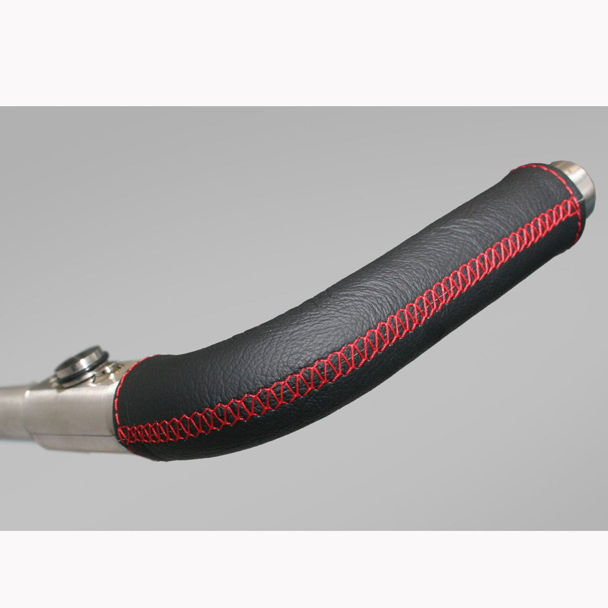 Schwarzer Ledergriff mit roter Ziernaht und ergonomischer Form für Golf-Trolley.