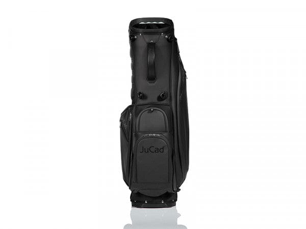 Schwarzes JuCad 2 in 1 First Class Hybrid Golfbag mit mehreren Reißverschlusstaschen und Jucad-Logo vorne.