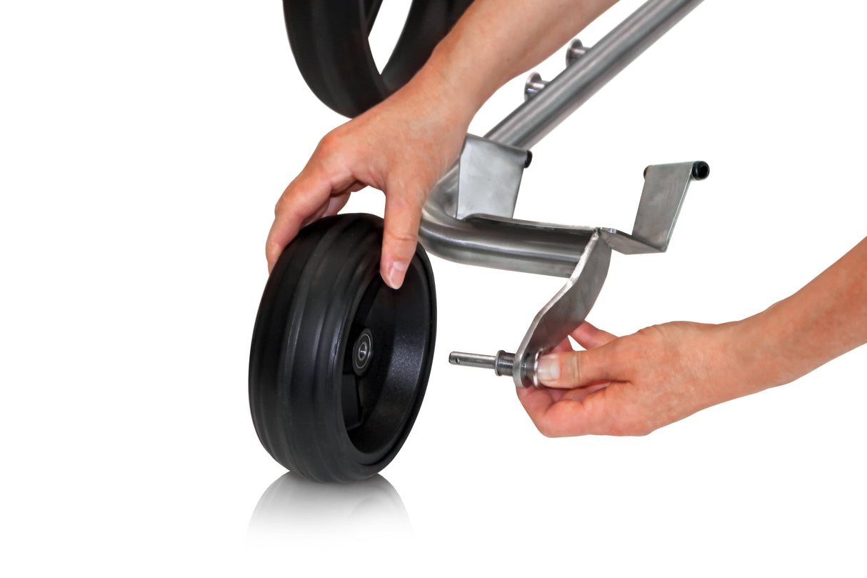 Schwarzes Rad mit silbernem Metallrahmen und abnehmbarer Achse des PG-Powergolf Elektrotrolleys.