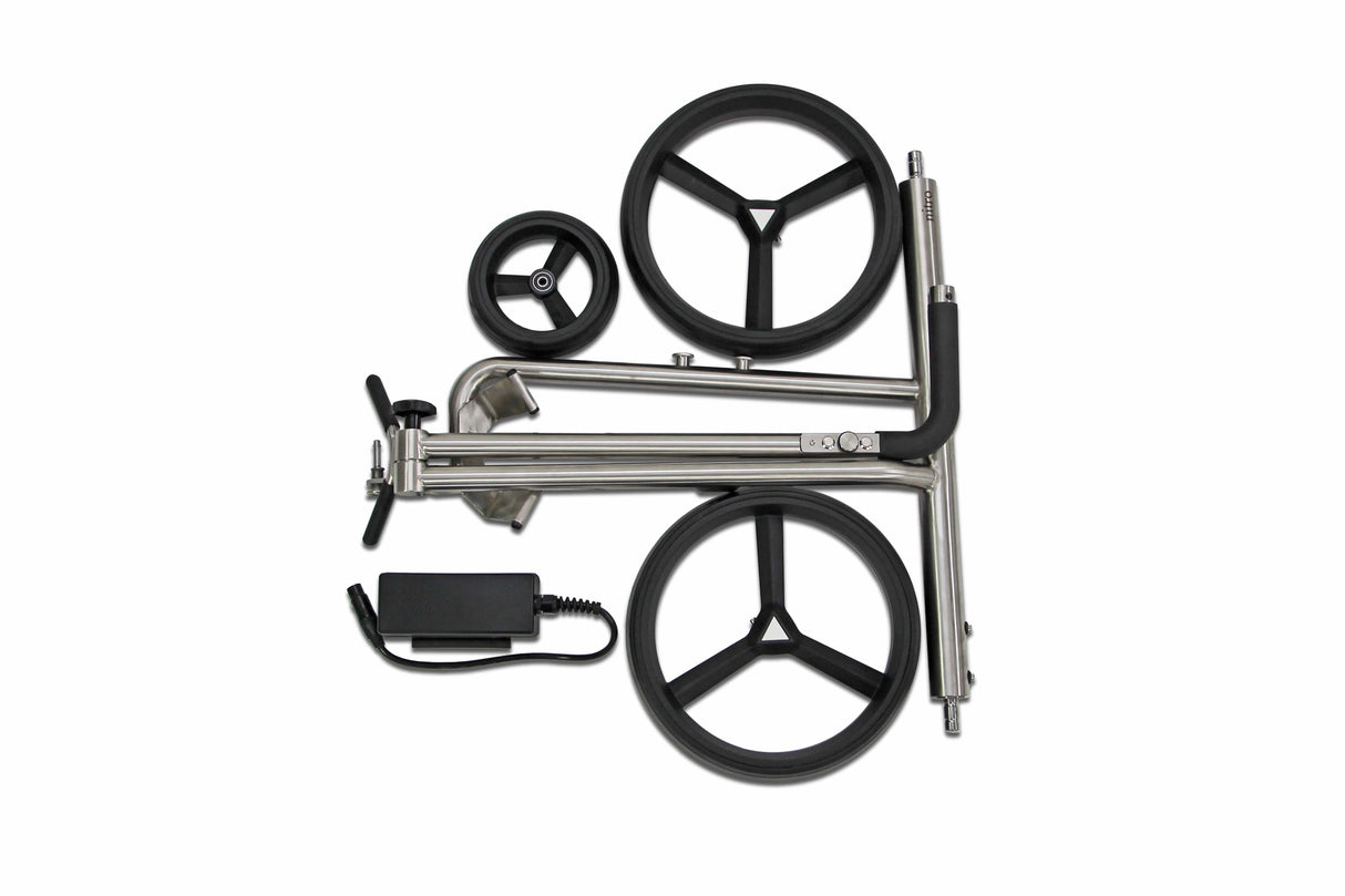 Kompakter, zusammengeklappter Elektrotrolley aus Titan mit drei schwarzen Rädern und Griff in Silber.
