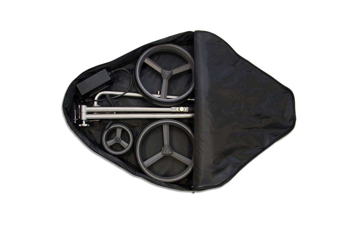 Schwarze Tragetasche mit gefaltetem, blauem PG-Powergolf Golftrolley und drei Rädern sichtbar.