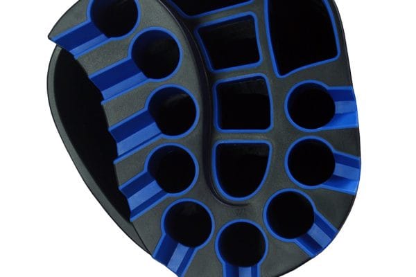 Blau-schwarzer Orga 105 Dry Golfbag-Top mit mehreren runden und rechteckigen Fächern zur Organisation von Schlägern.