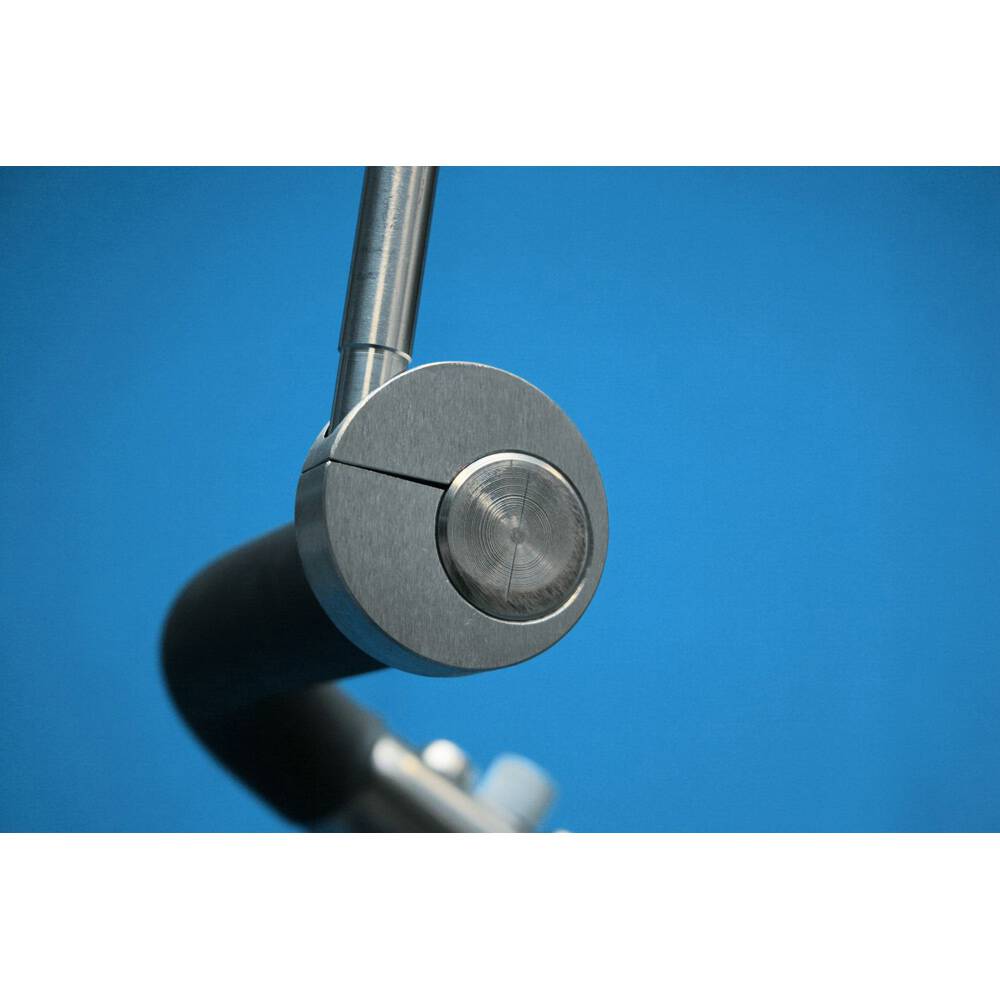 Einstellbarer Schirmhalter aus Edelstahl mit runder Kappe und Rohrbefestigung vor blauem Hintergrund.