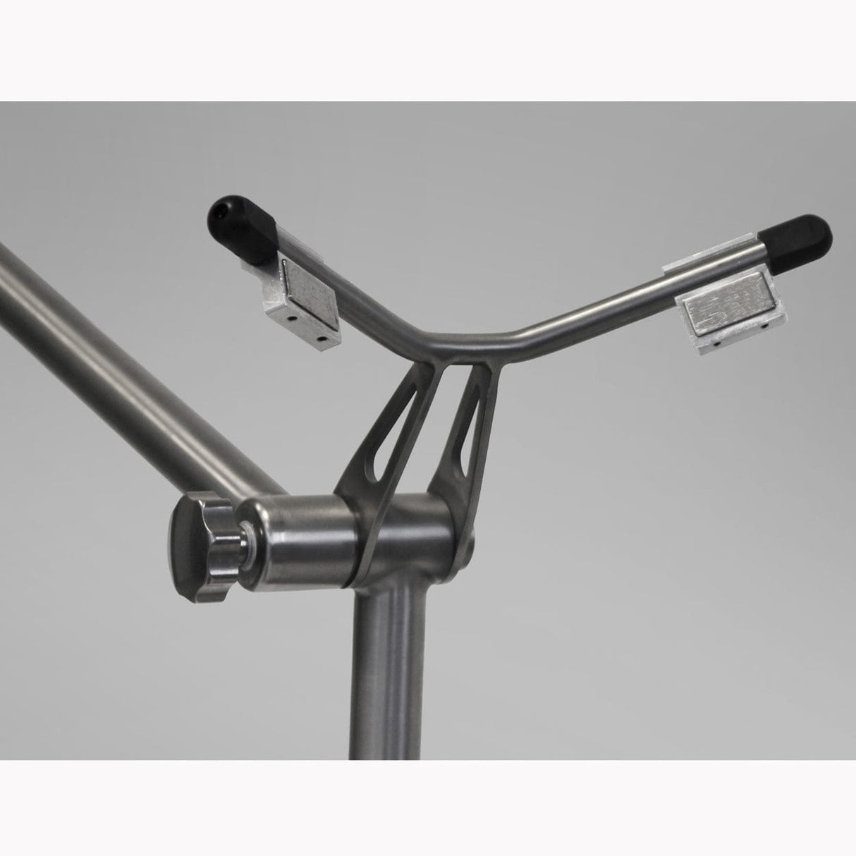 Magnetischer silberner Baghalter aus Metall mit schwarzem Kunststoffgriff für Golf-Trolley.