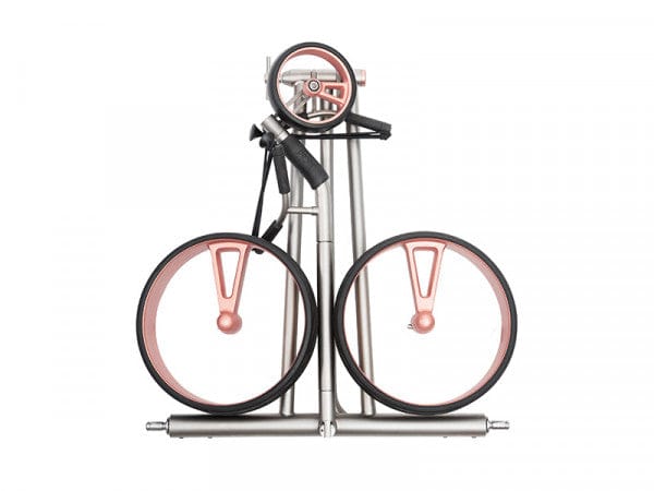 Elektrischer JuCad Phantom Titan Rosé 2.0 Golftrolley mit zwei Rädern und minimalistischer Rahmenstruktur.