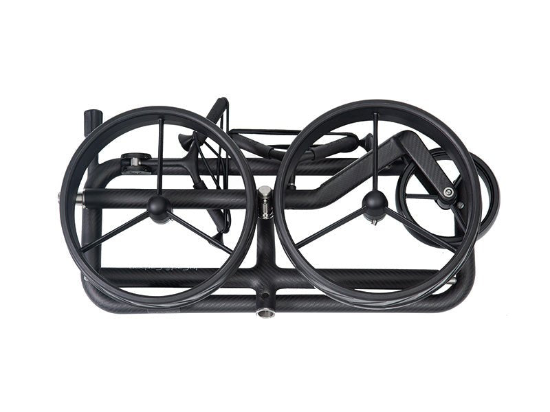 Kompakter schwarzer Jucad Carbon Shadow Golftrolley mit drei Rädern, gefaltet.