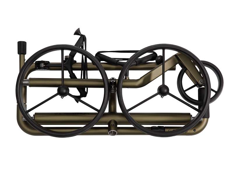 Klappbarer schwarzer JuCad Carbon Travel Verde 2.0 Elektrotrolley mit Carbonrahmen und großen Rädern.