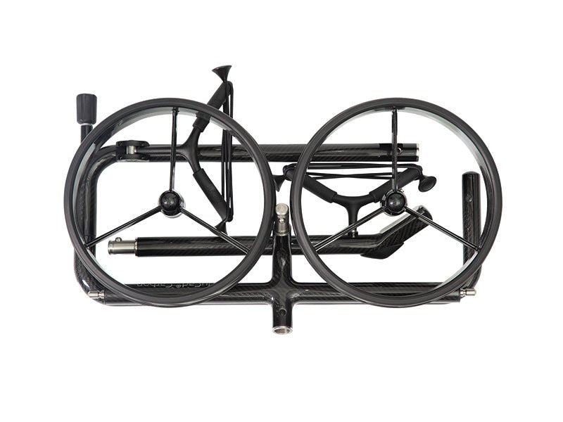 Zusammengeklappter schwarzer Jucad Carbon Shine Golftrolley mit zwei großen Rädern und schlankem Rahmen.