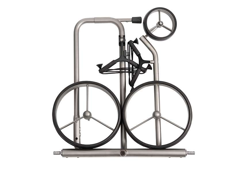 Titan-silberner Jucad Drive SL Master Elektro-Golftrolley Rahmen mit Lenkrad und zwei großen Rädern.