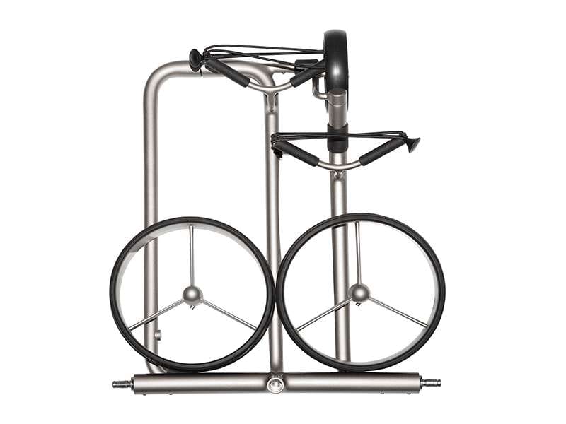 Elektrischer Golftrolley JuStar Silver 1.0 mit schlankem silberfarbenem Rahmen und großen schwarzen Rädern.