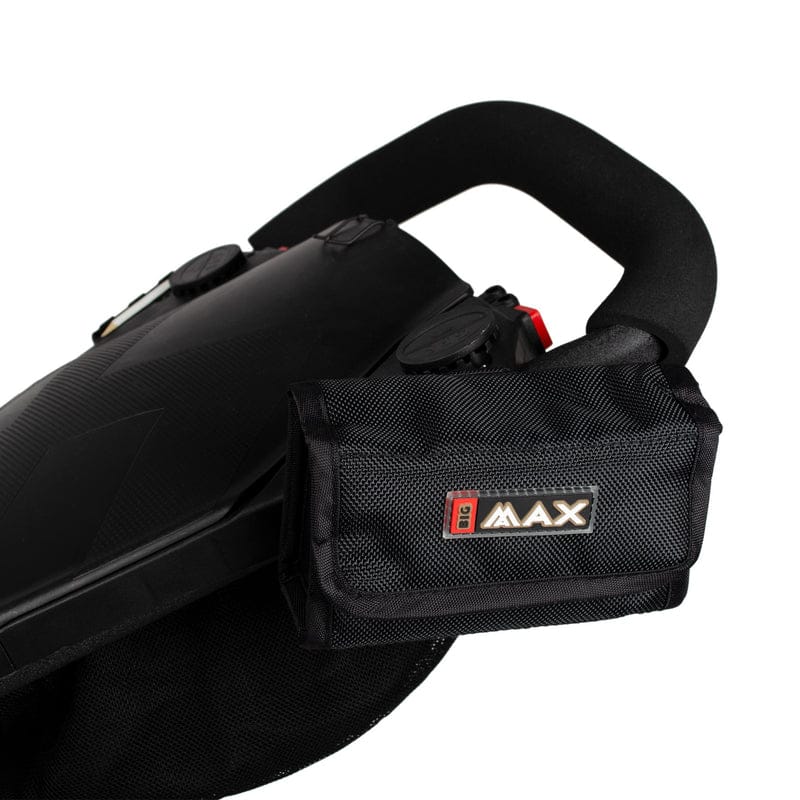 Schwarze Big Max QL Range Finder Tasche mit Klettverschluss am Trolleygriff befestigt.