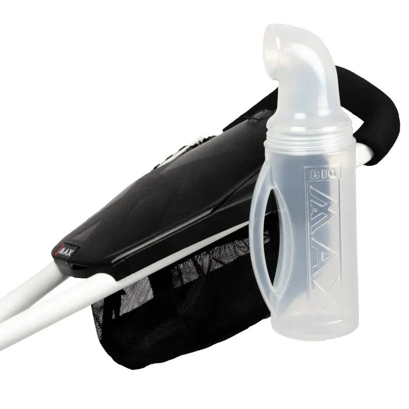 Transparente Sandflasche mit ergonomischem Griff und gebogenem Ausguss, neben schwarzem Trolley-Zubehör.