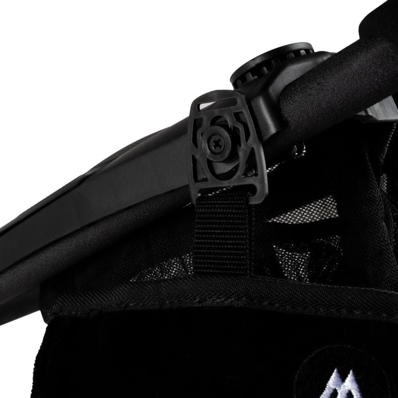 Schwarze Quick Lok Towel Halterung aus strapazierfähigem Material mit Clipbefestigung am Trolleygriff.