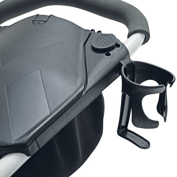 Schwarzer Getränkehalter aus Kunststoff mit Halterung für Trolleygriff und zwei Stecköffnungen.