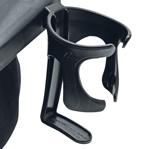 Schwarzer Getränkehalter aus robustem Kunststoff, kompakt für Befestigung an Trolley oder Tasche.