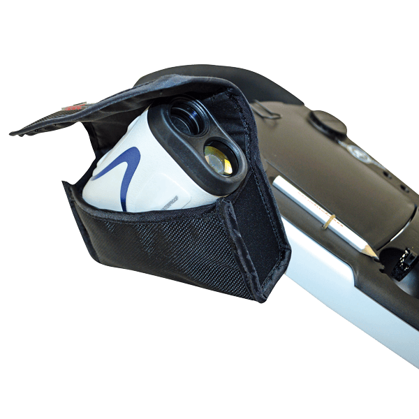 Schwarze QL Range Finder Tasche aus Nylon mit seitlichem Fach und Klettverschluss am Trolleygriff.