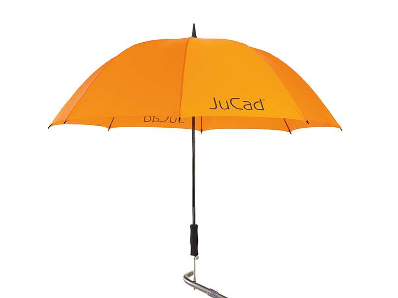 Orangefarbener JuCad Teleskop-Golfschirm mit schwarzem Griff und Schirmstift, Logo-Aufdruck.