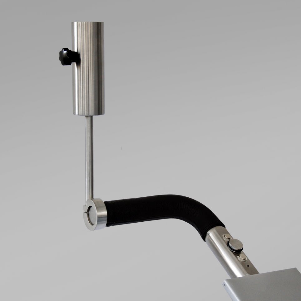 Einstellbarer Schirmhalter aus Titan mit schwarzem Griff und Befestigungsschraube.