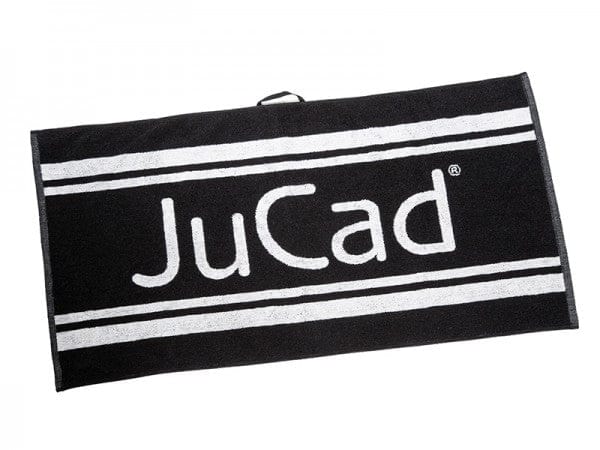 Schwarzes JuCad Golfhandtuch XXL mit weißem Logo und zwei weißen Streifen.