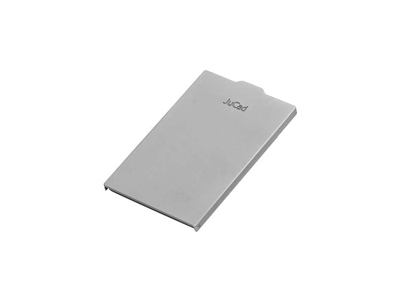 Scorekartenhalter aus Titan-Metall mit dezenter JuCad Gravur, schlankes Design.