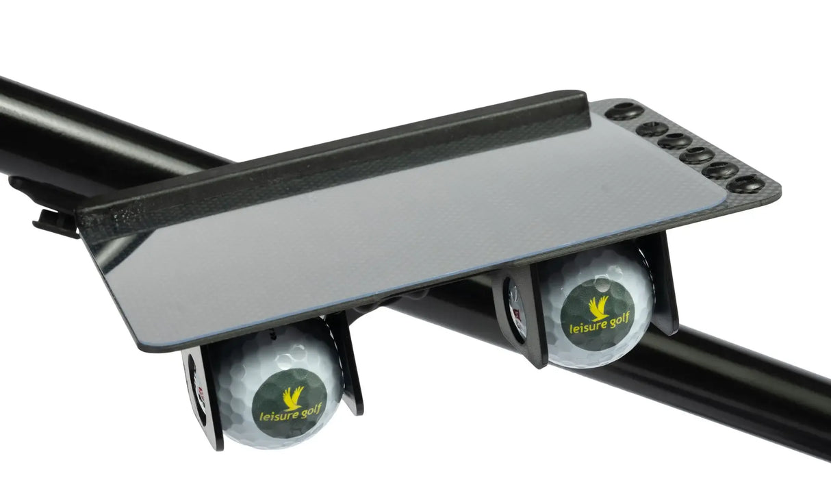 Golf-Scorekartenhalter aus Carbon mit Stifthalter und zwei Bällen, montiert am Trolleygriff.