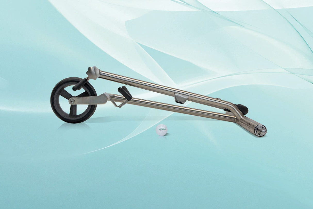 Zusammengeklappter Golftrolley mit schwarzem Rad und grauen Alu-Rahmen auf blauem Hintergrund.