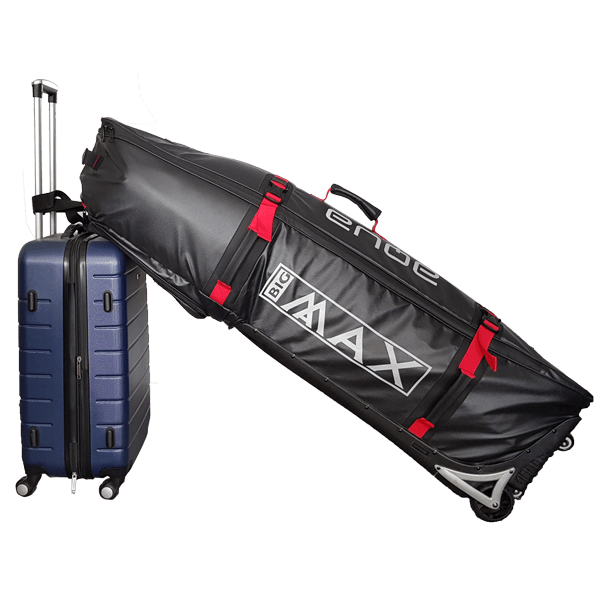 Schwarzer Big Max AQUA TCS Travelcover mit roten Akzenten an einem blauen Rollkoffer.