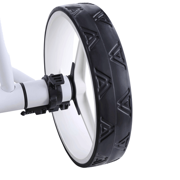 Großes schwarzes Gummirad mit Profil und weißem Felgenrand am Golftrolley.