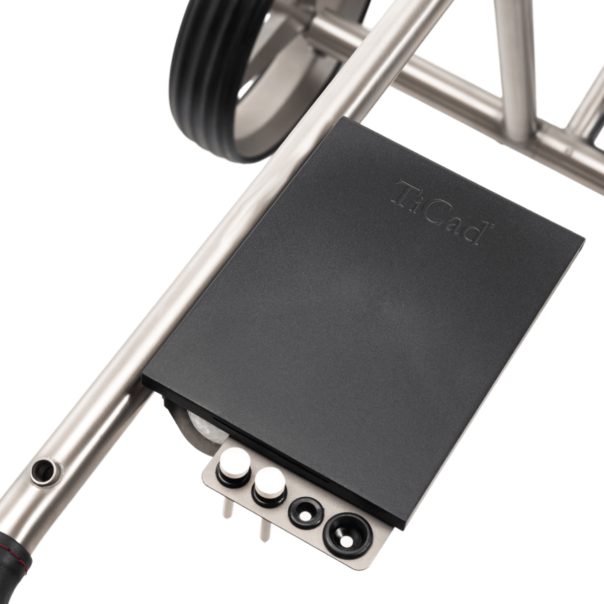 Schwarzer TiCad Scorekartenhalter aus robustem Material mit klarer Prägung auf hellgrauem Trolleyrahmen.