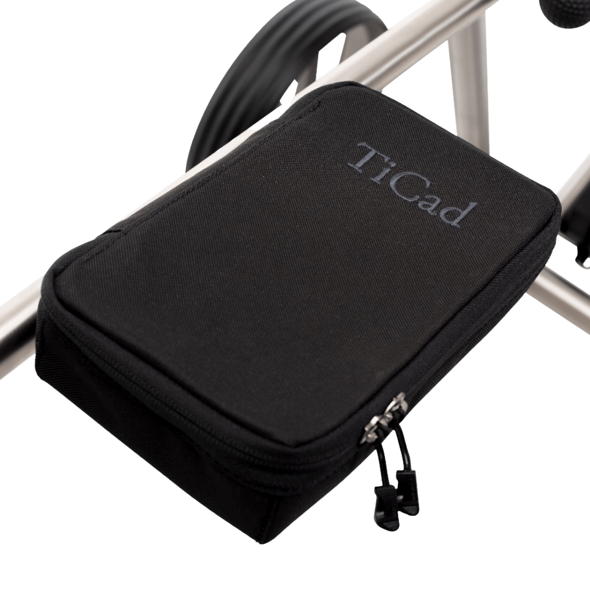 Schwarze TiCad Scoretasche aus robustem Material mit Reißverschluss und Logo auf der Oberseite.