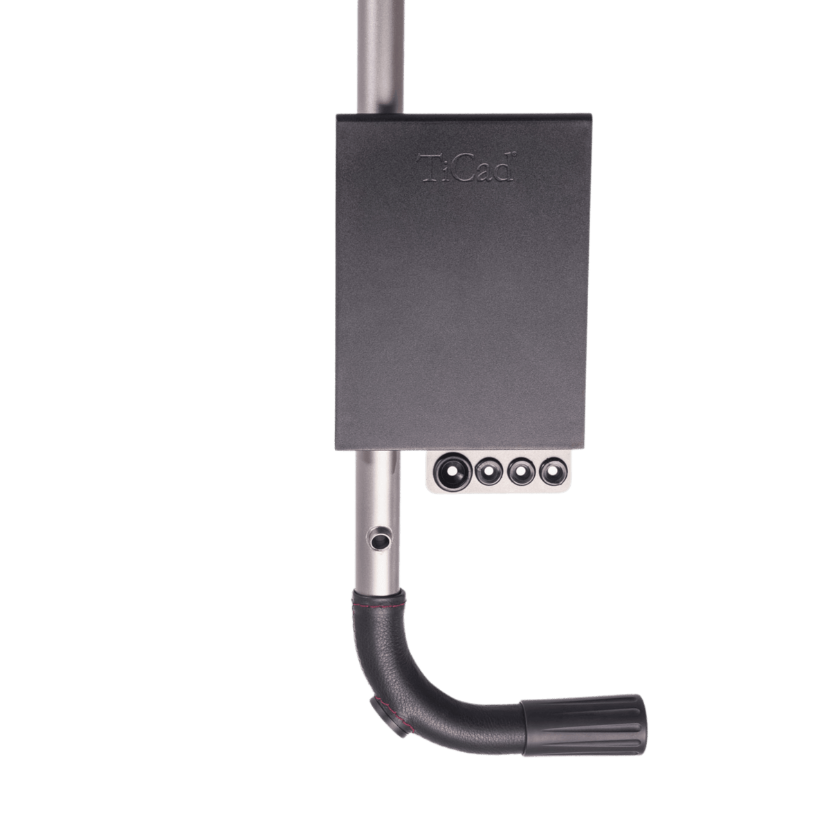 Schwarzer TiCad Scorekartenhalter aus Metall mit Logo, an silbernem Teleskoprohr befestigt.