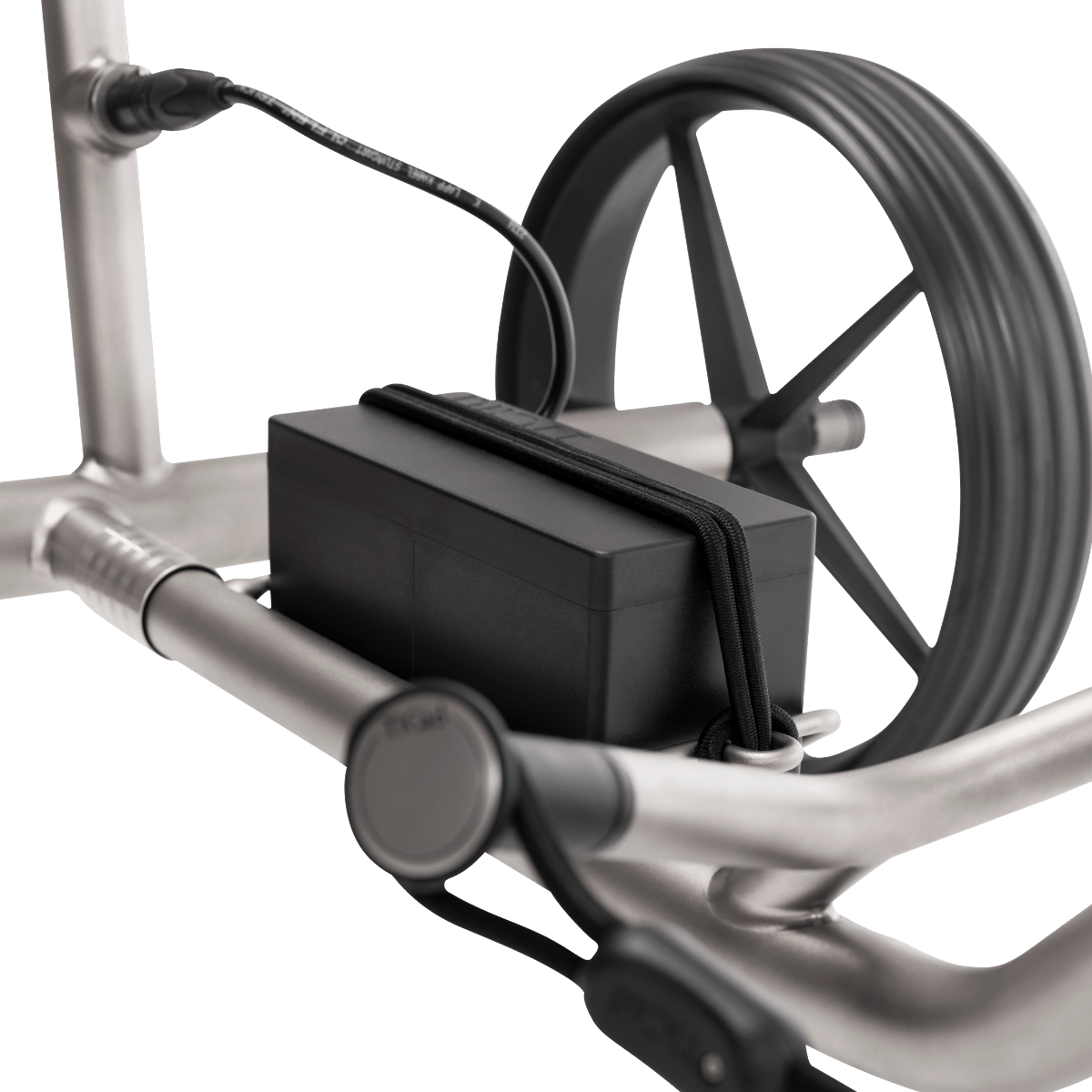 Elektrischer Golftrolley TiCad Forte 2025 mit silbernem Rahmen und schwarzer Batteriehalterung.